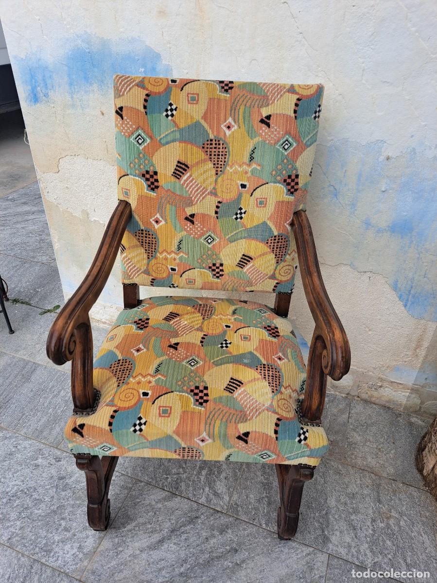 Antig&uuml;edades: Antiguo sill&oacute;n Art D&eacute;co de madera de roble y tapizado aterciopelado abstracto.