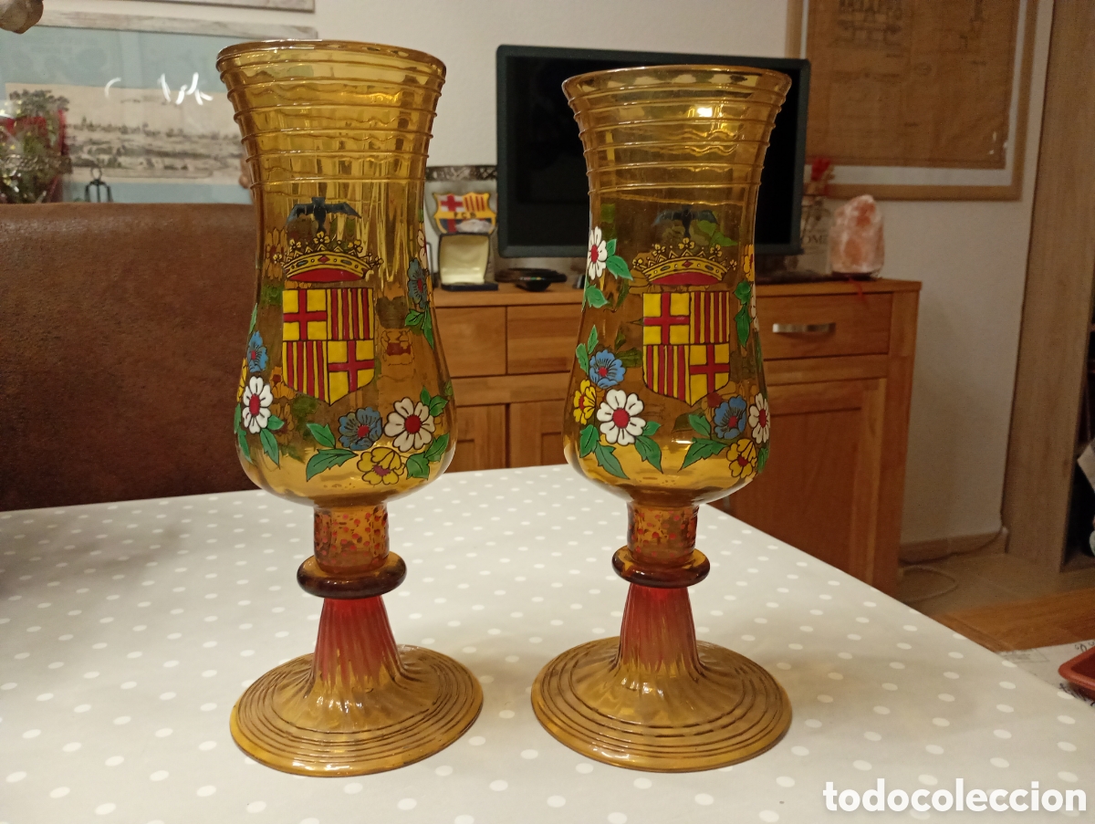 Antig&uuml;edades: Gordiola Mallorca. Pareja copas cristal motivos de flores pintados a mano Escudo Barcelona. Algaida