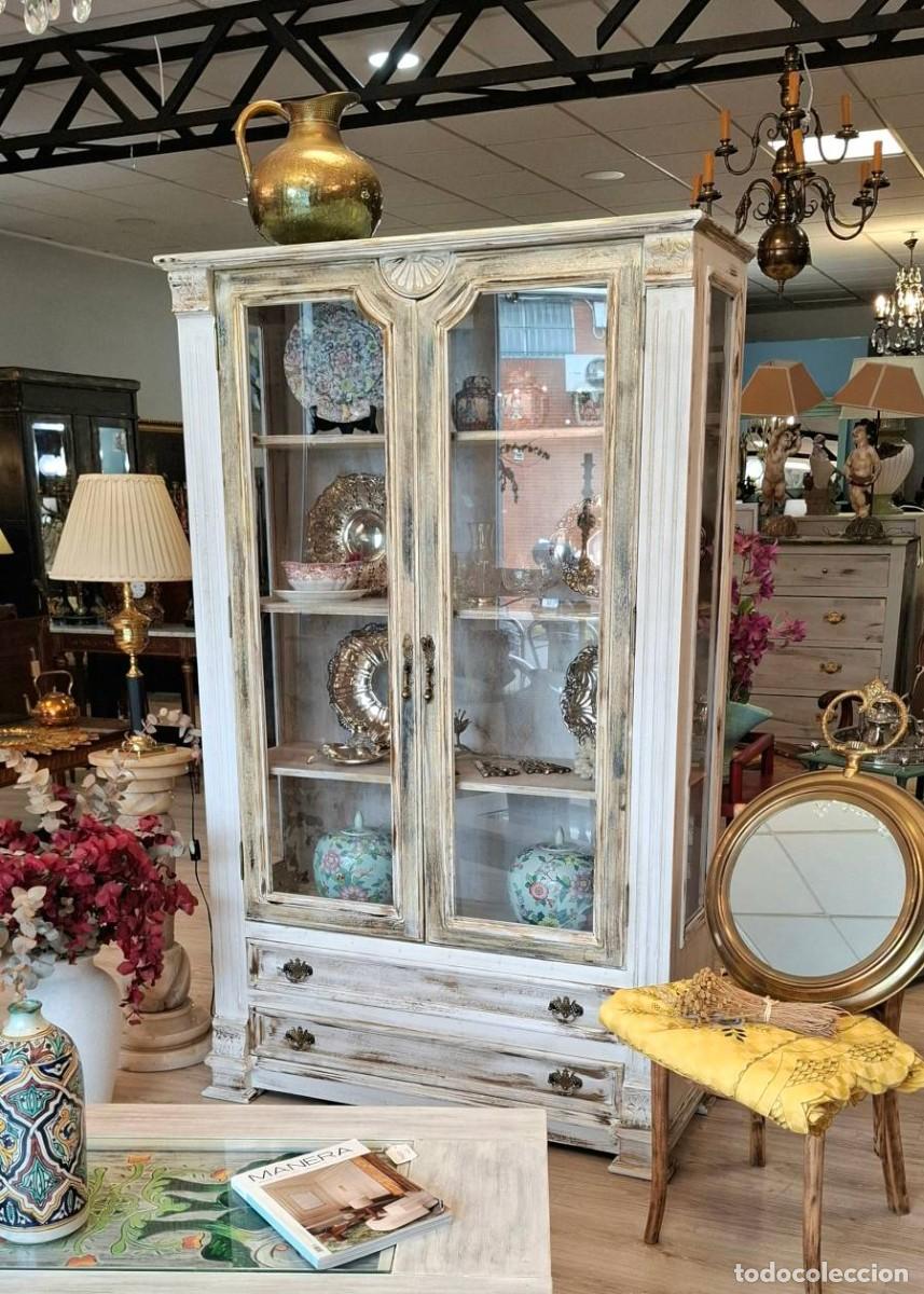 Antig&uuml;edades: Vitrina de estilo provenzal blanco envejecido