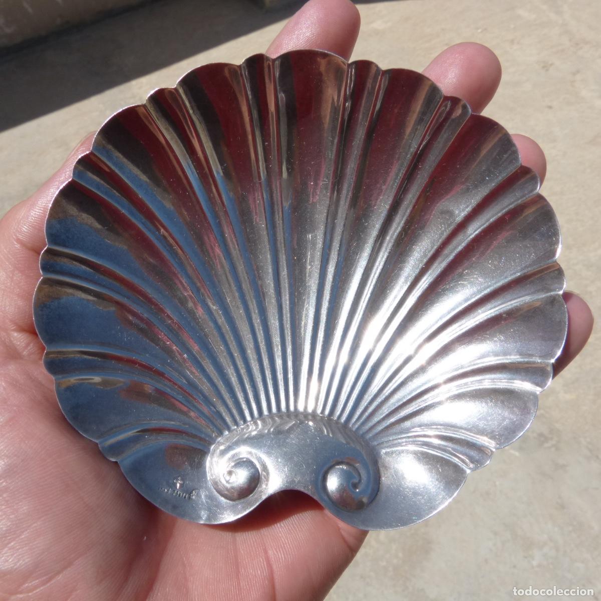 Antig&uuml;edades: Concha de plata para el bautismo, contrastes, J Perez Fco. 11,5x10x2,5cm, 52gr.