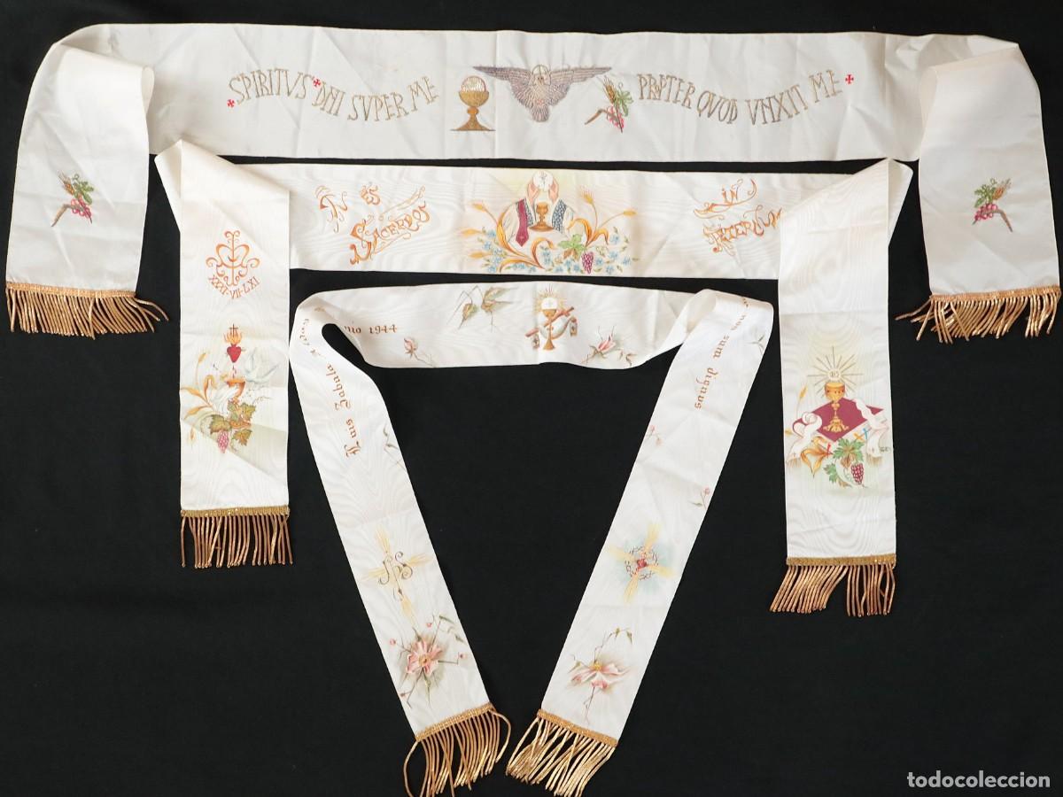 Antig&uuml;edades: Tres grandes tiras de seda ornamentadas con motivos religiosos. Pps. S. XX. Miden 140 cm.