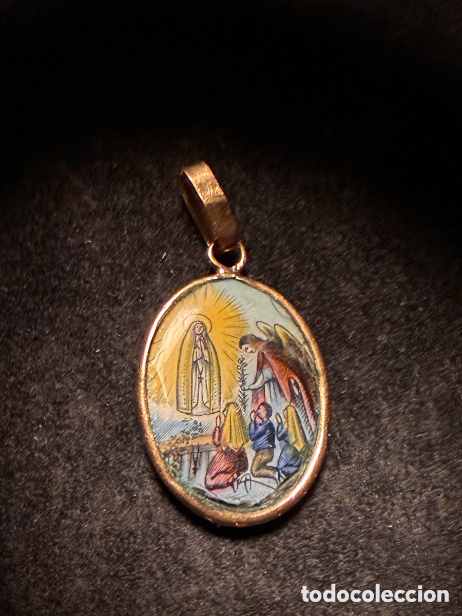 Antig&uuml;edades: Medalla religiosa de oro y porcelana - Virgen de F&aacute;tima
