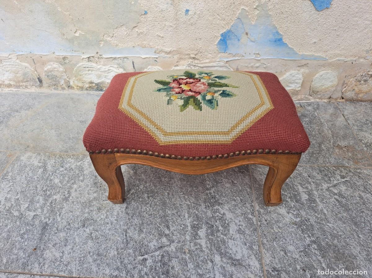 Antig&uuml;edades: Bonito reposa pies de madera de roble isabelino bordado a mano.