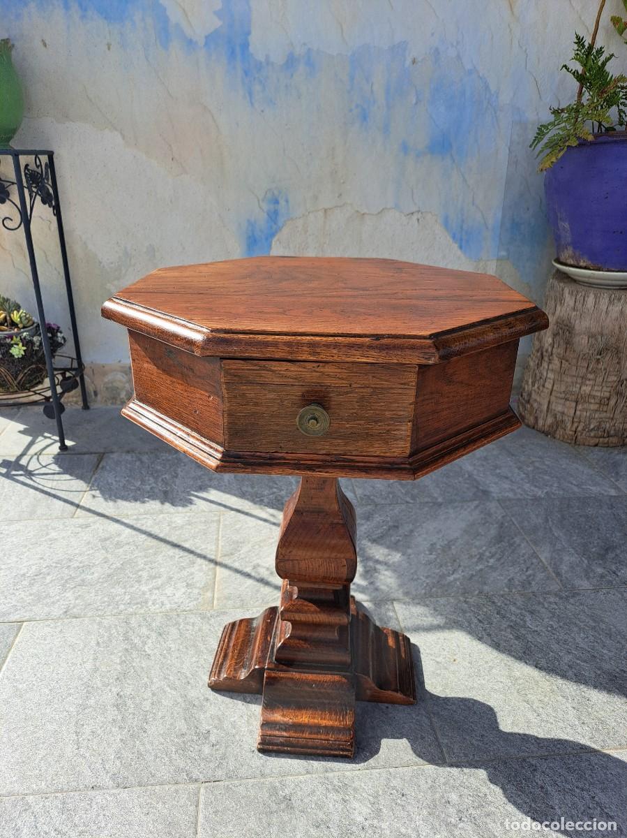 Antig&uuml;edades: Antigua mesa octogonal velador de madera de caoba con un caj&oacute;n, mediados del siglo xx