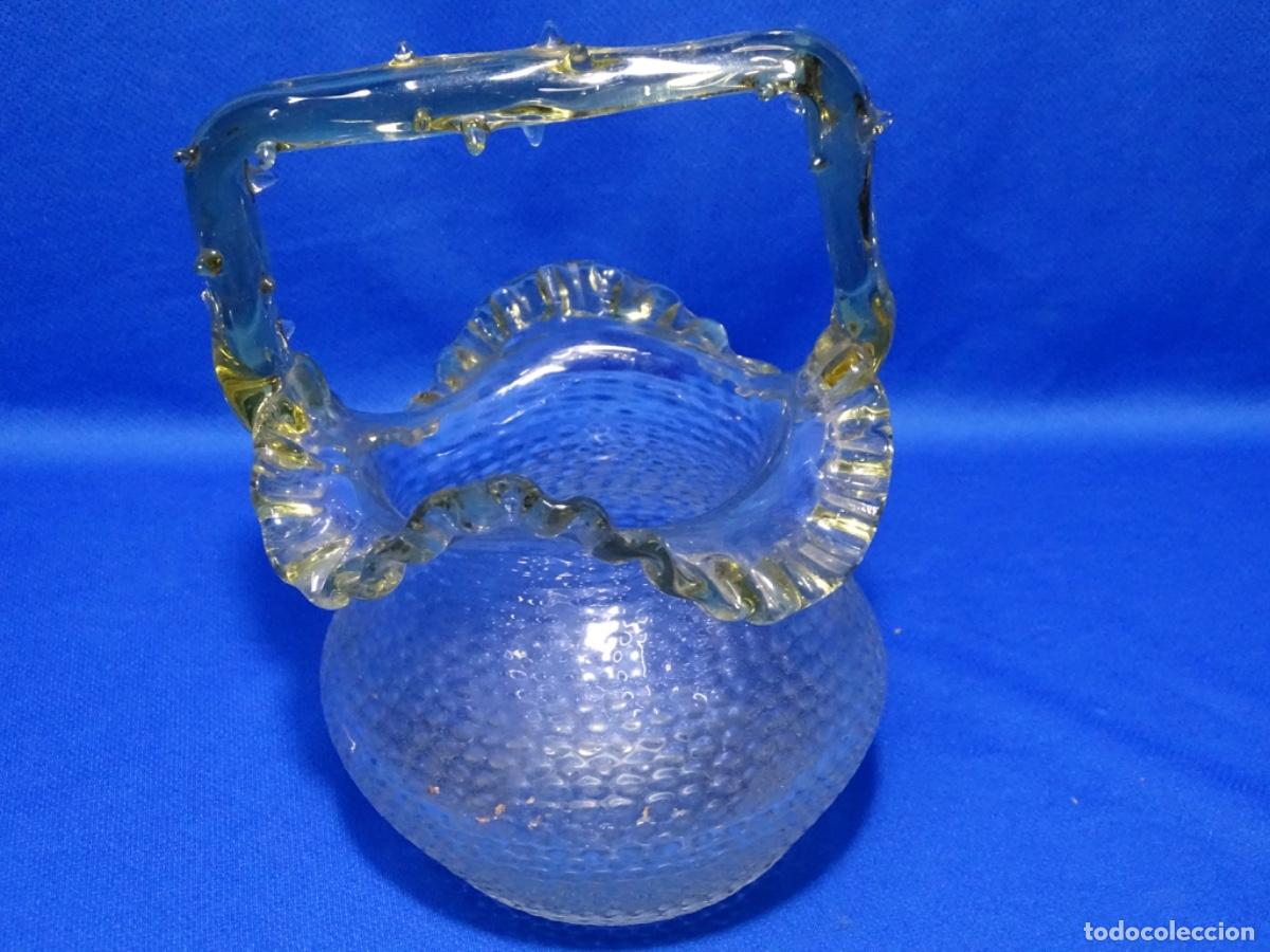 Antig&uuml;edades: CESTA DE VIDRIO ART&Iacute;STICO CON TONOS AMARILLOS. 19x14x14 cm.