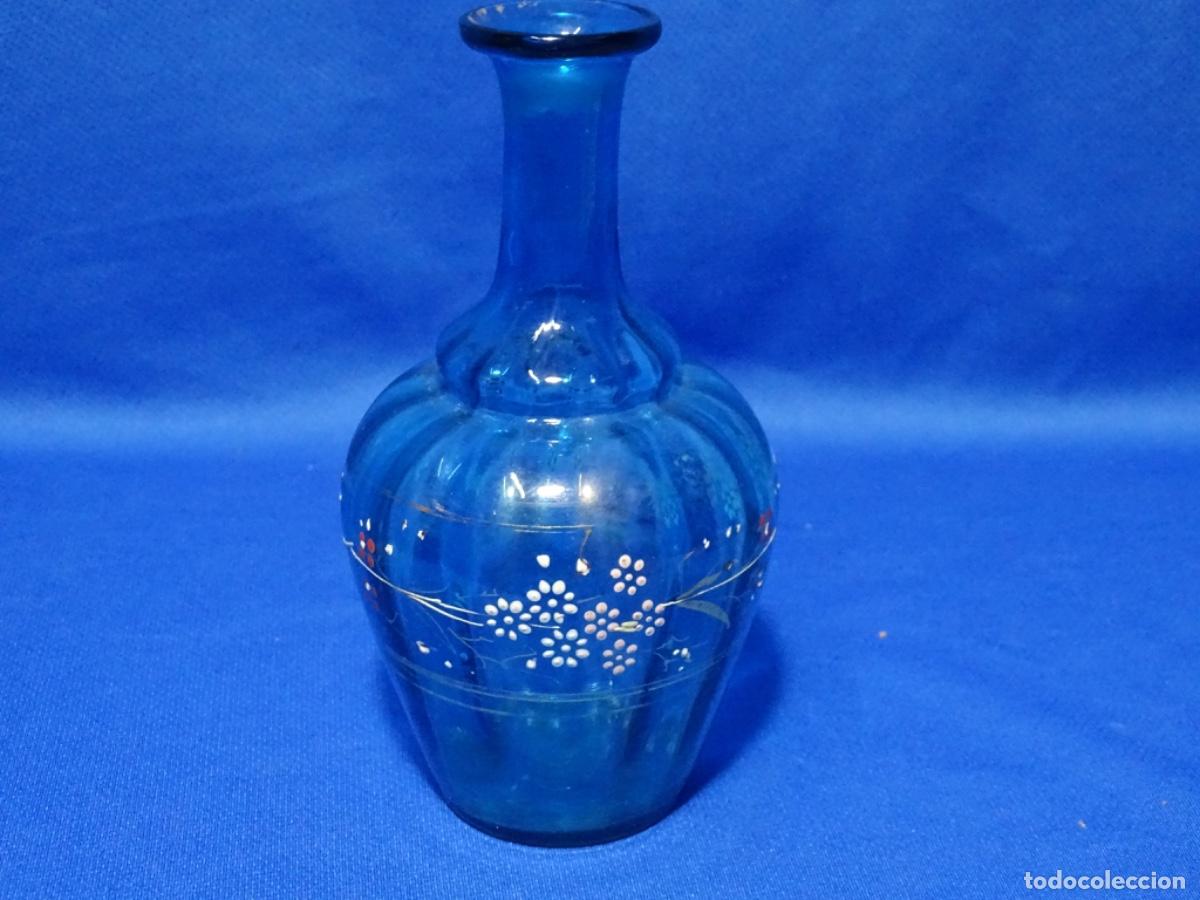 Antig&uuml;edades: ANTIGUO JARR&Oacute;N DE VIDRIO AZUL PINTADO A MANO.