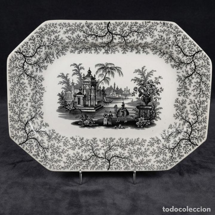 Antig&uuml;edades: Antigua Fuente Pickman La Cartuja de Sevilla - Serie Vistas Orientales Negra - S. XIX - 34,5 cm