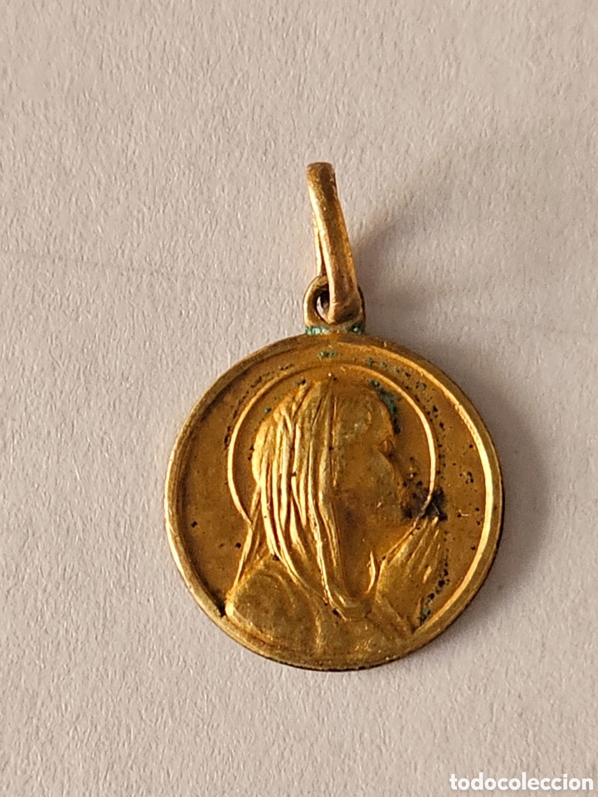 Oggetti Antichi: Medalla de metal busto de la Virgen Mar&iacute;a en Oraci&oacute;n, Virgen de la humildad o Virgen Ni&ntilde;a.
