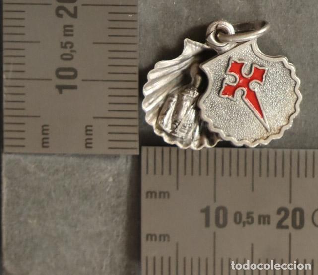 Antig&uuml;edades: MEDALLA. SANTIAGO APOSTOL. CONCHA COMPOSTELANA. PLATA.