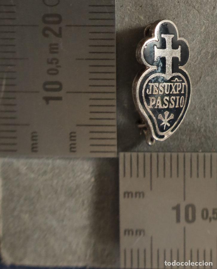 Antig&uuml;edades: MEDALLA. INSIGNIA. PASIONISTAS. PLATA Y ESMALTE. HACIA 1920