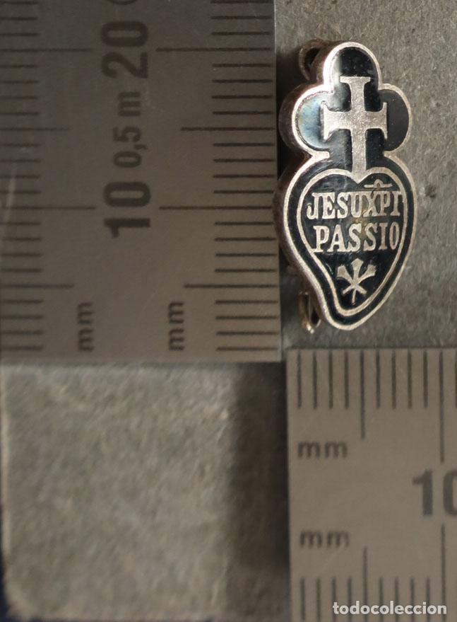 Antig&uuml;edades: MEDALLA. INSIGNIA PASIONISTAS. PLATA Y ESMALTE HACIA 1920.