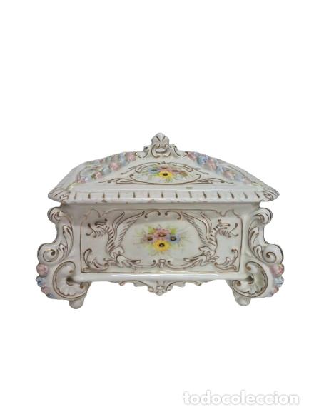 Antig&uuml;edades: Preciosa Caja, Joyero - en Porcelana Esmaltada - con Motivos Florales
