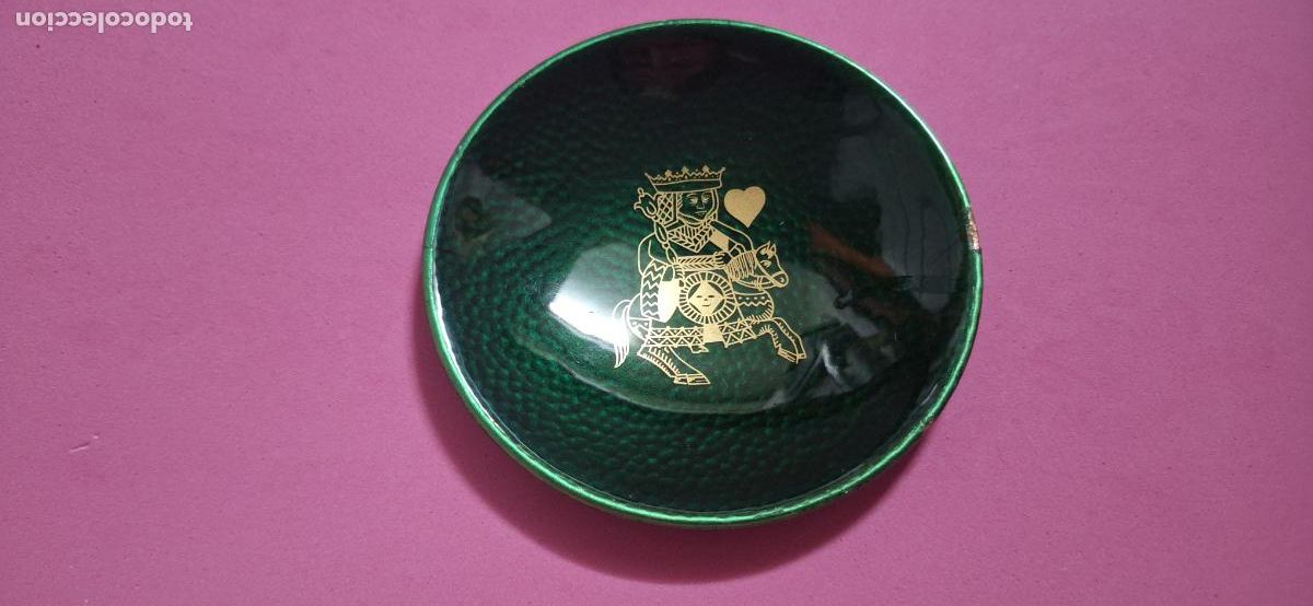Antig&uuml;edades: Peque&ntilde;o plato decorativo. Esmaltada en verde con figura de naipe el caballo de corazones d color oro