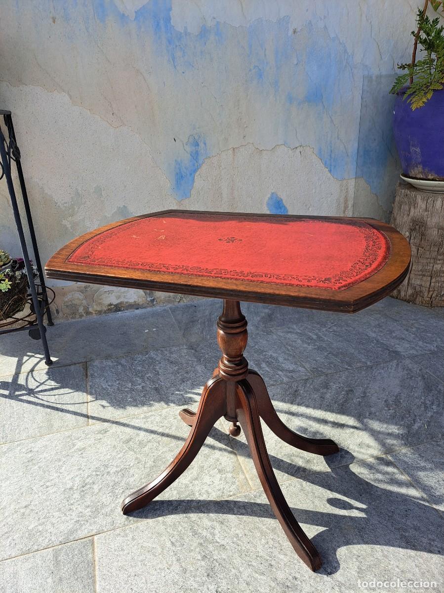 Antig&uuml;edades: Mesa de vino tr&iacute;pode inglesa de caoba inclinable, Reprodux Bevan Funnell , Cuero rojo