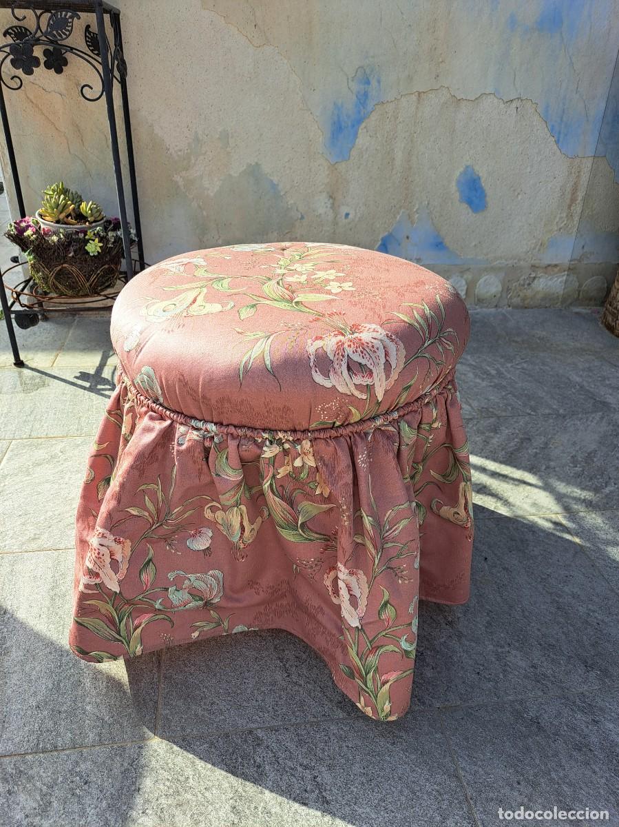 Antig&uuml;edades: Precioso taburete de tocador con tapizado floral y fald&oacute;n plisado, madera de haya