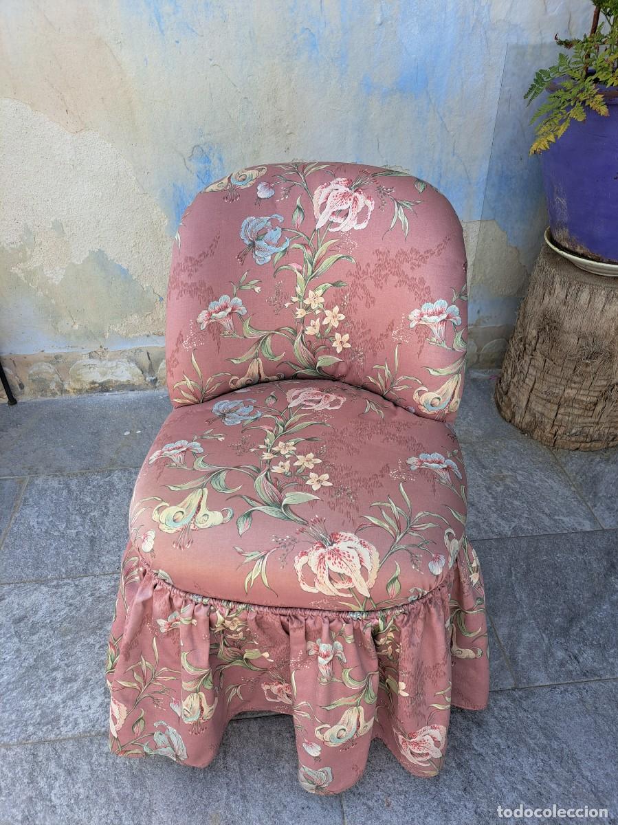 Antig&uuml;edades: Precioso sill&oacute;n con tapizado floral y fald&oacute;n plisado, madera de haya