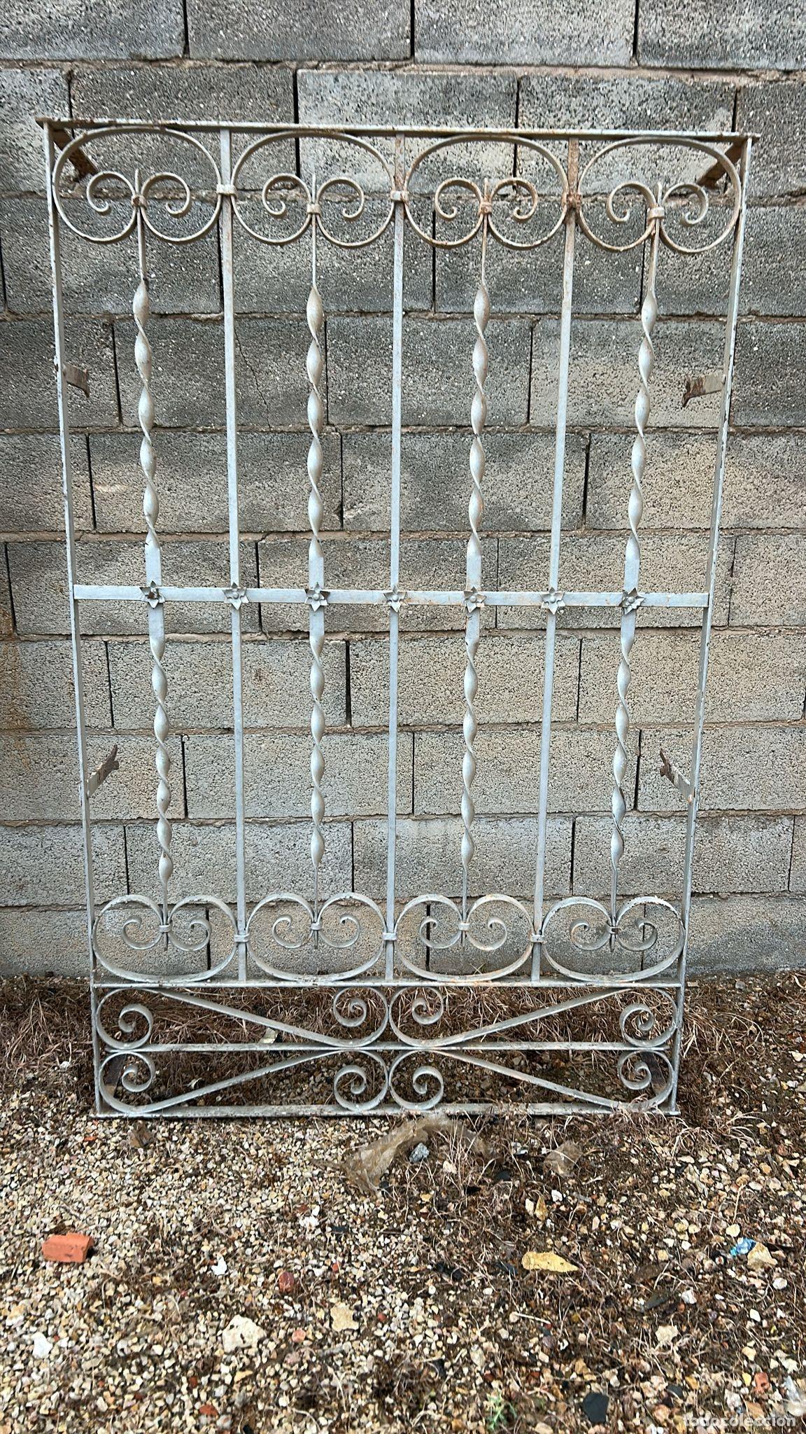 Antig&uuml;edades: Pareja de rejas modernistas en forja 170x108x26 cm garra