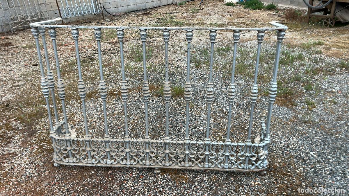 Antig&uuml;edades: Balcon en forja anos 40 154x98x54 cm garra