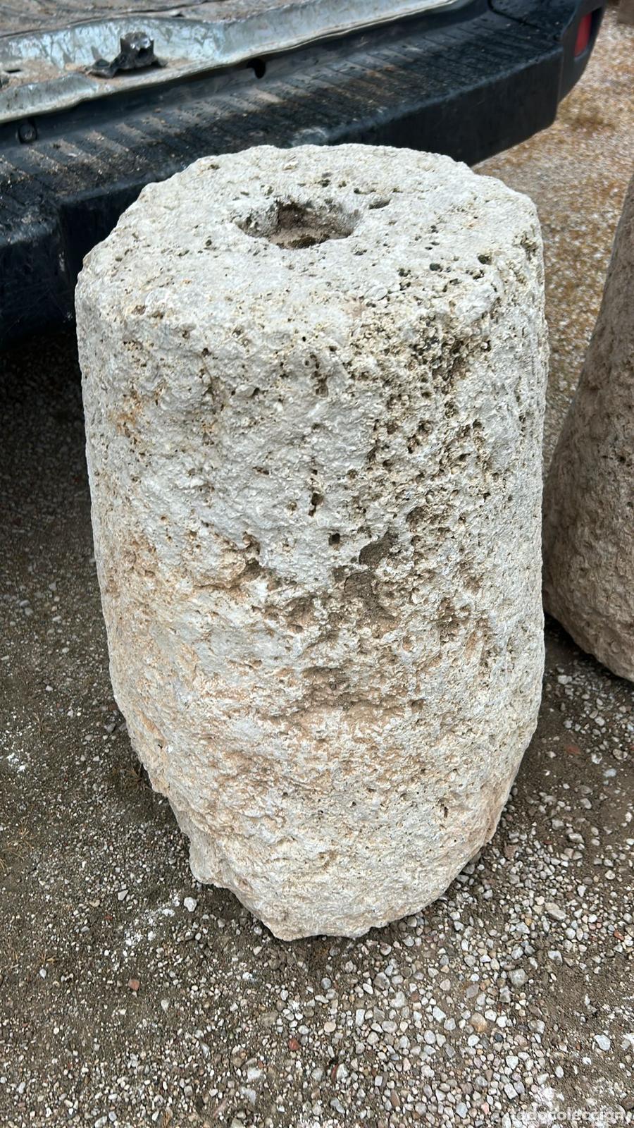 Antig&uuml;edades: Pareja de basas o arranques de columnas en piedra hechas a mano 64 y 53 cm