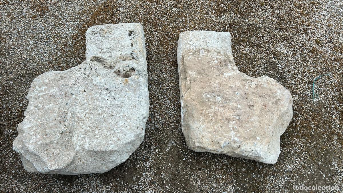 Antig&uuml;edades: Pareja de cantoneras o salvacarros en piedra hechas a mano 70 cm