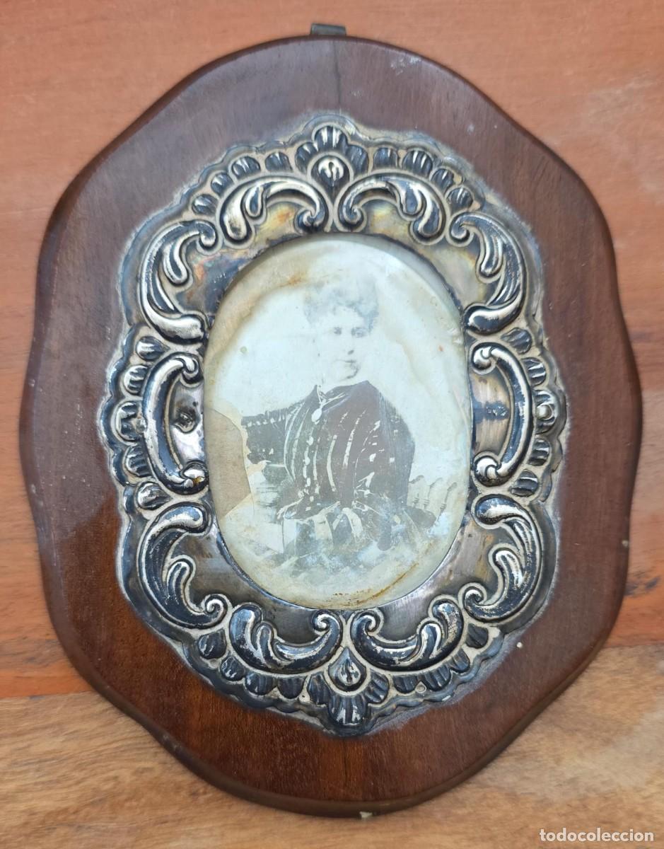 Antig&uuml;edades: Antiguo Marco Portafotos Ovalado Madera y Metal Repujado con Retrato Vintage 14x10 cm