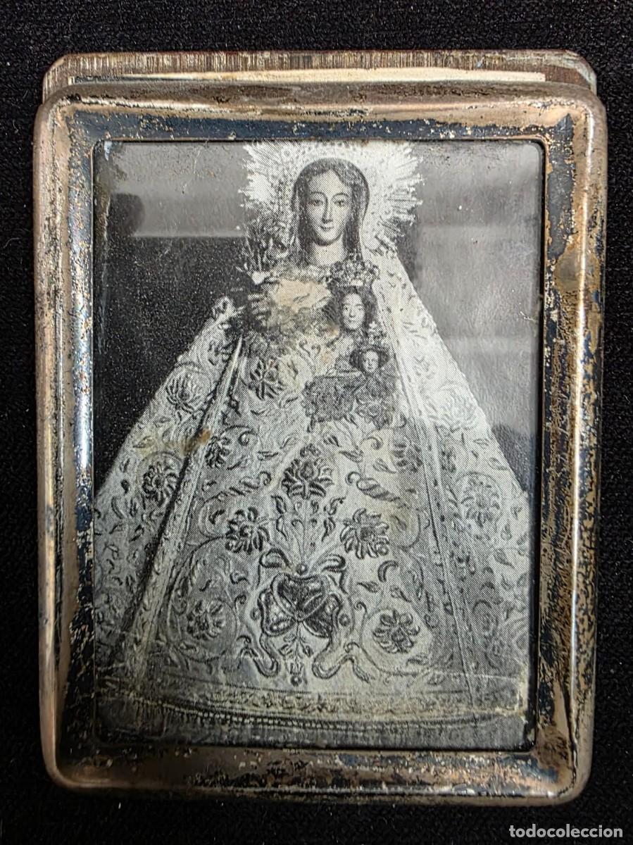 Antig&uuml;edades: Antiguo Portafotos Religioso Met&aacute;lico Virgen con Ni&ntilde;o 9x7 cm Vintage Devocional