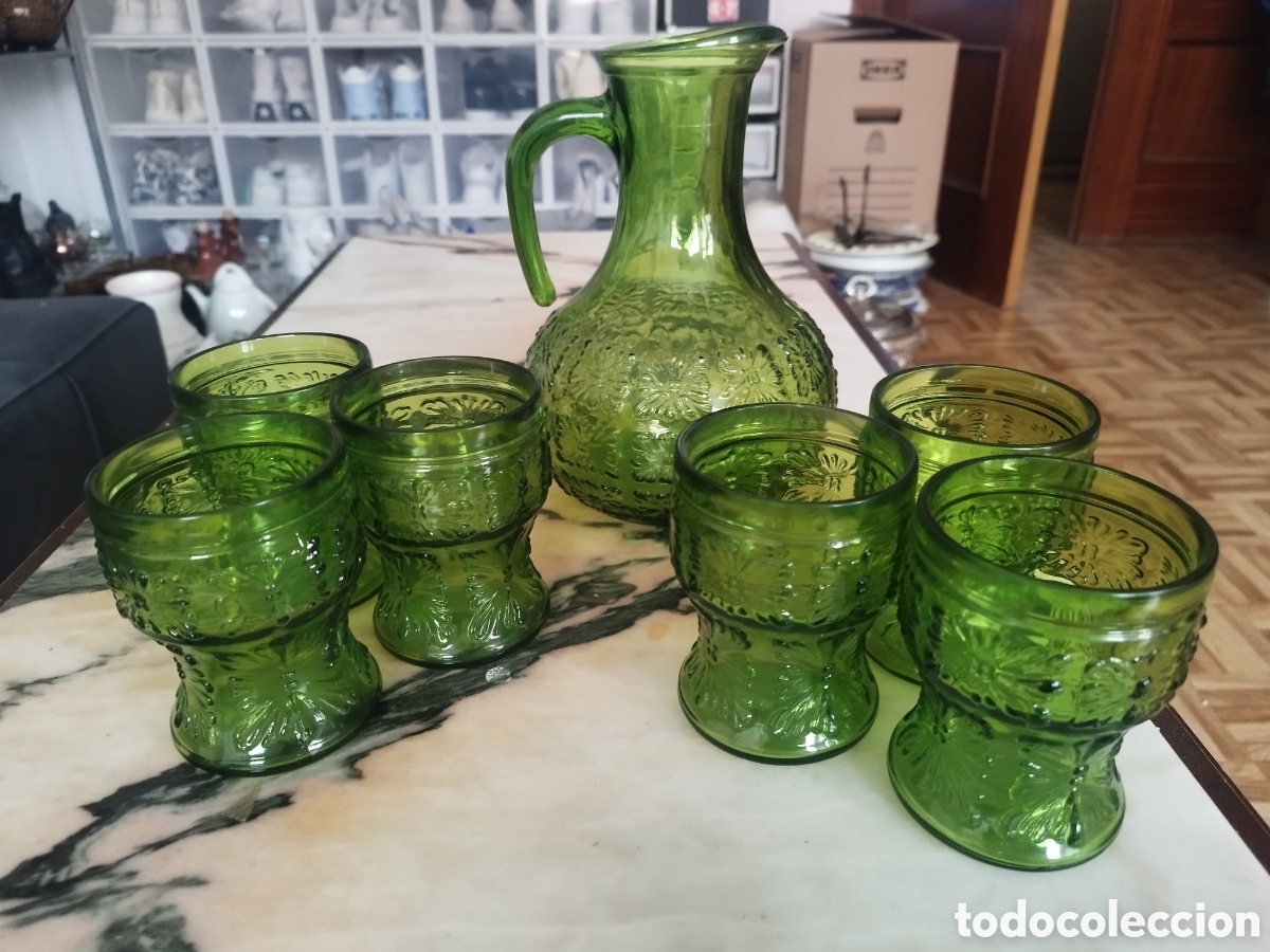 Antig&uuml;edades: Jarra y vasos verdes de cristal