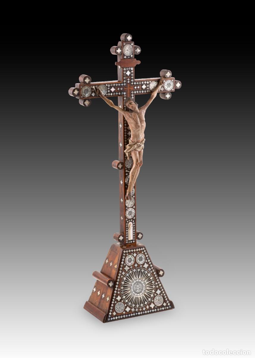 Antig&uuml;edades: Cristo Crucificado con base. Madera, n&aacute;car. Jerusal&eacute;n. Siglo XVIII