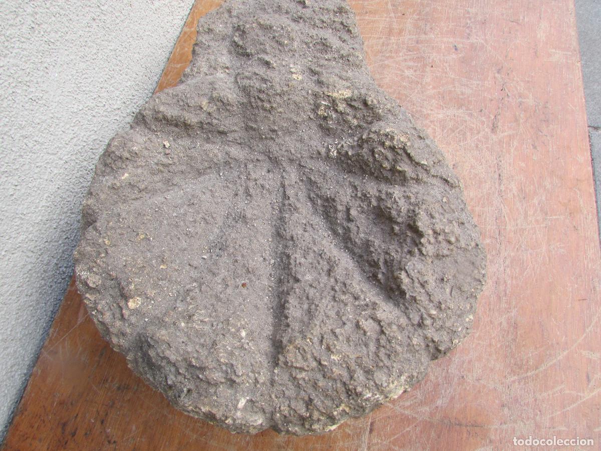 Antig&uuml;edades: Pila agua bendita en PIEDRA labrada con forma de CONCHA. 50 a&ntilde;os Portuguesa