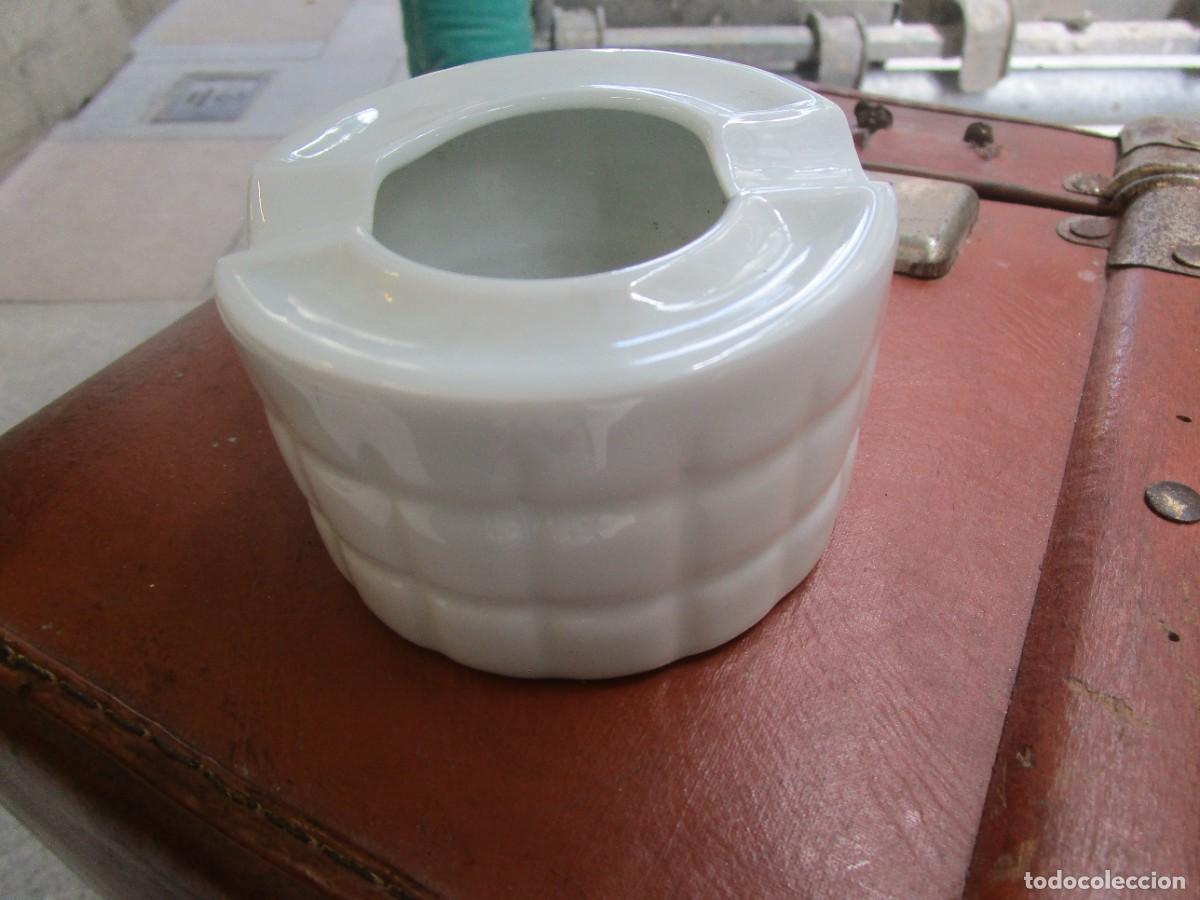 Antig&uuml;edades: SARGADELOS CASTRO - CENICERO PORCELANA BLANCA - RELIEVE GEOMETRICO, 5 ALTO X 8,5 DIAMETRO. EXCELENT