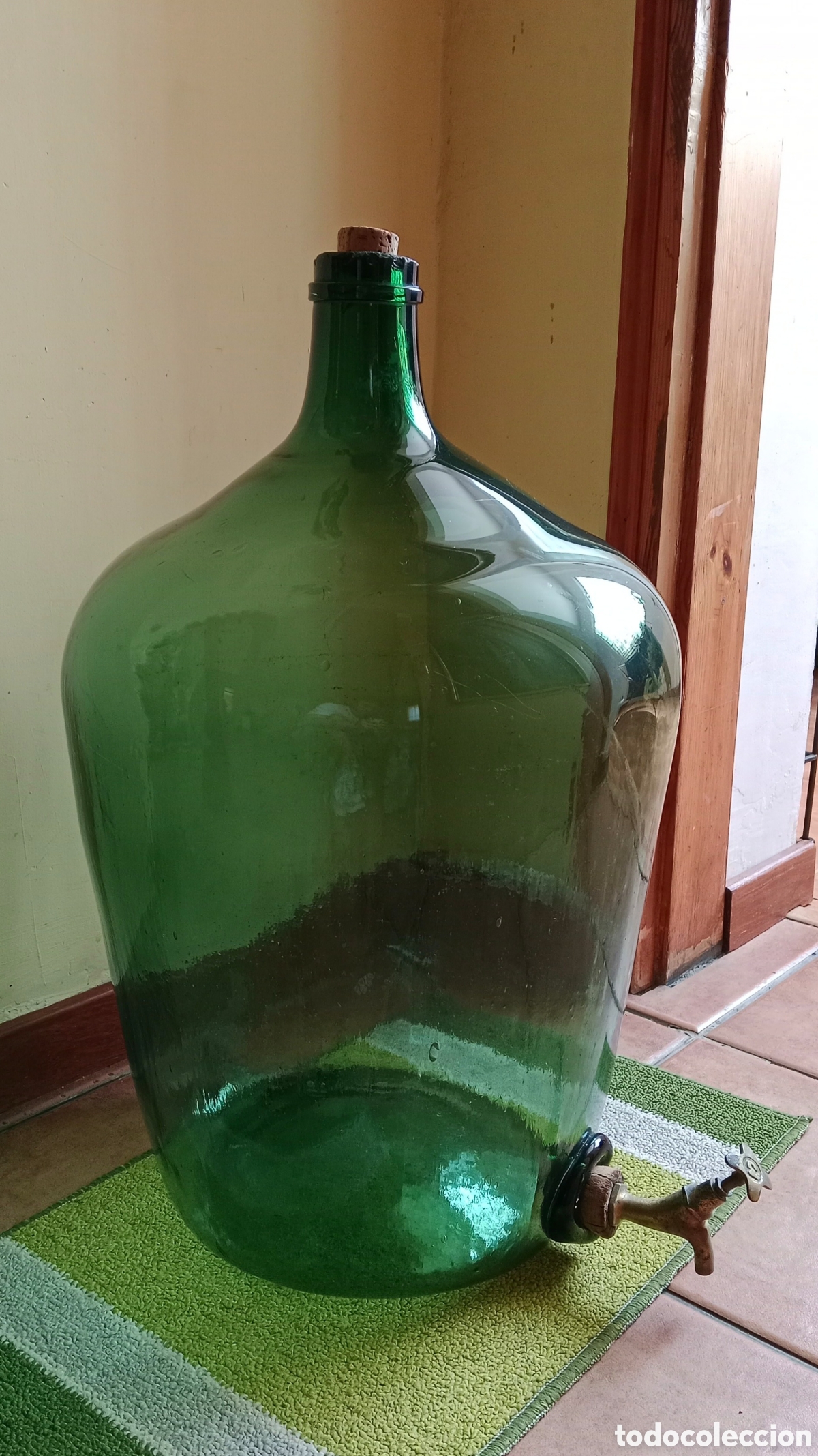 Antig&uuml;edades: Antigua Damajuana / Garrafa de Cristal Verde con Grifo y Boca de 70 Litros. GRANDE. De Barcelona.