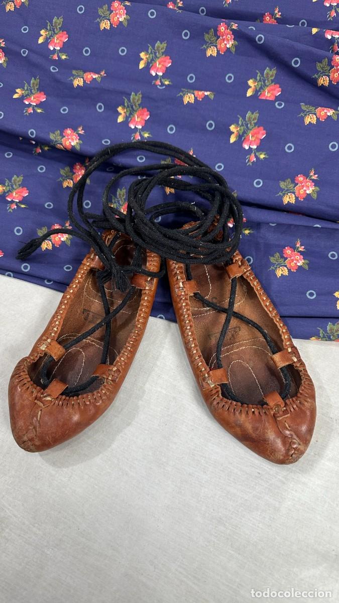 Antig&uuml;edades: Abarcas de cuero, n&ordm; 35