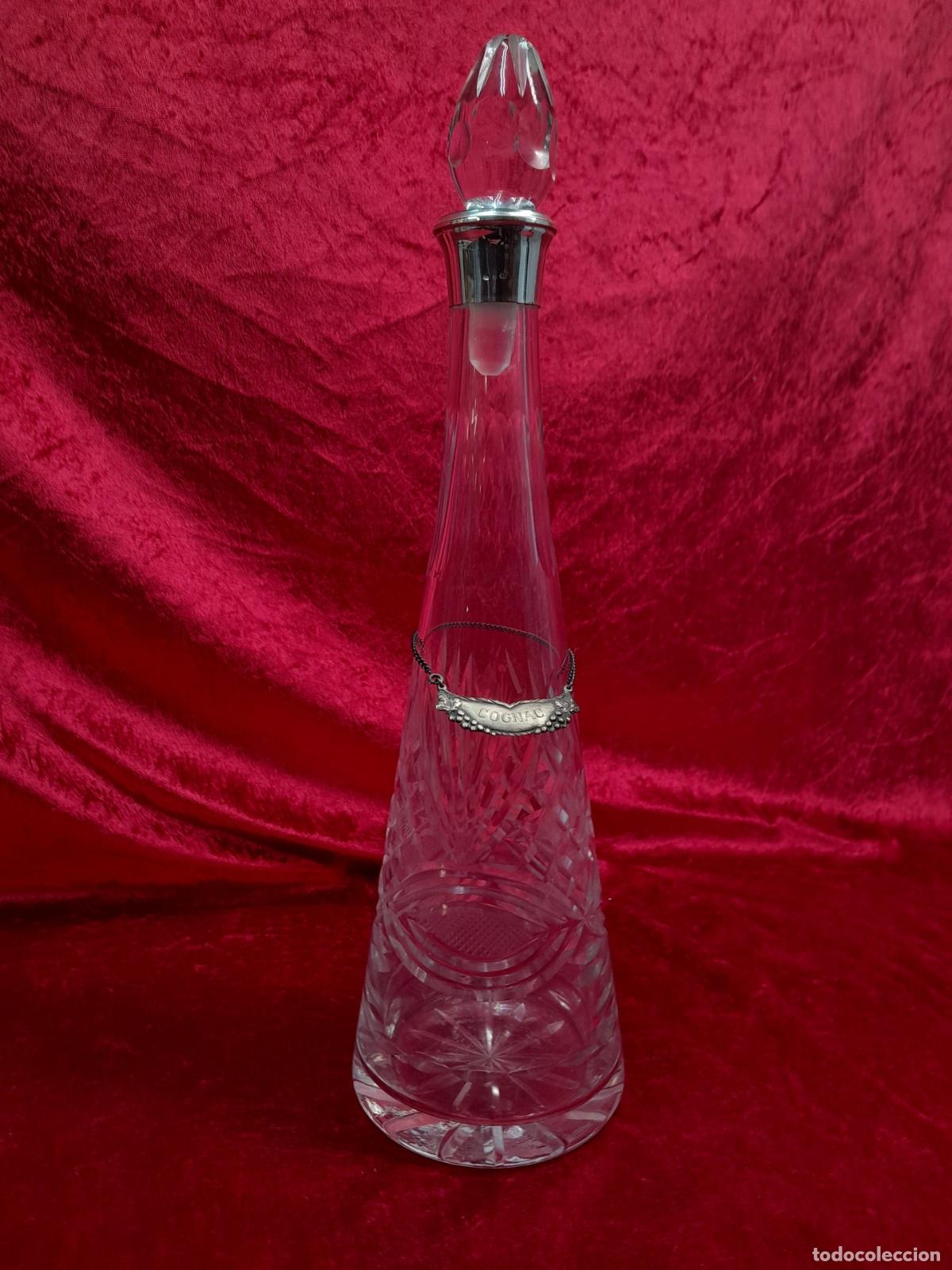 Antig&uuml;edades: LICORERA EN CRISTAL TALLADO CON CUELLO EN PLATA DE LEY. MEDIADOS S.XX