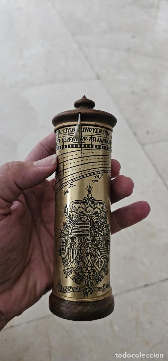 Antig&uuml;edades: Reloj de sol bronce y madera