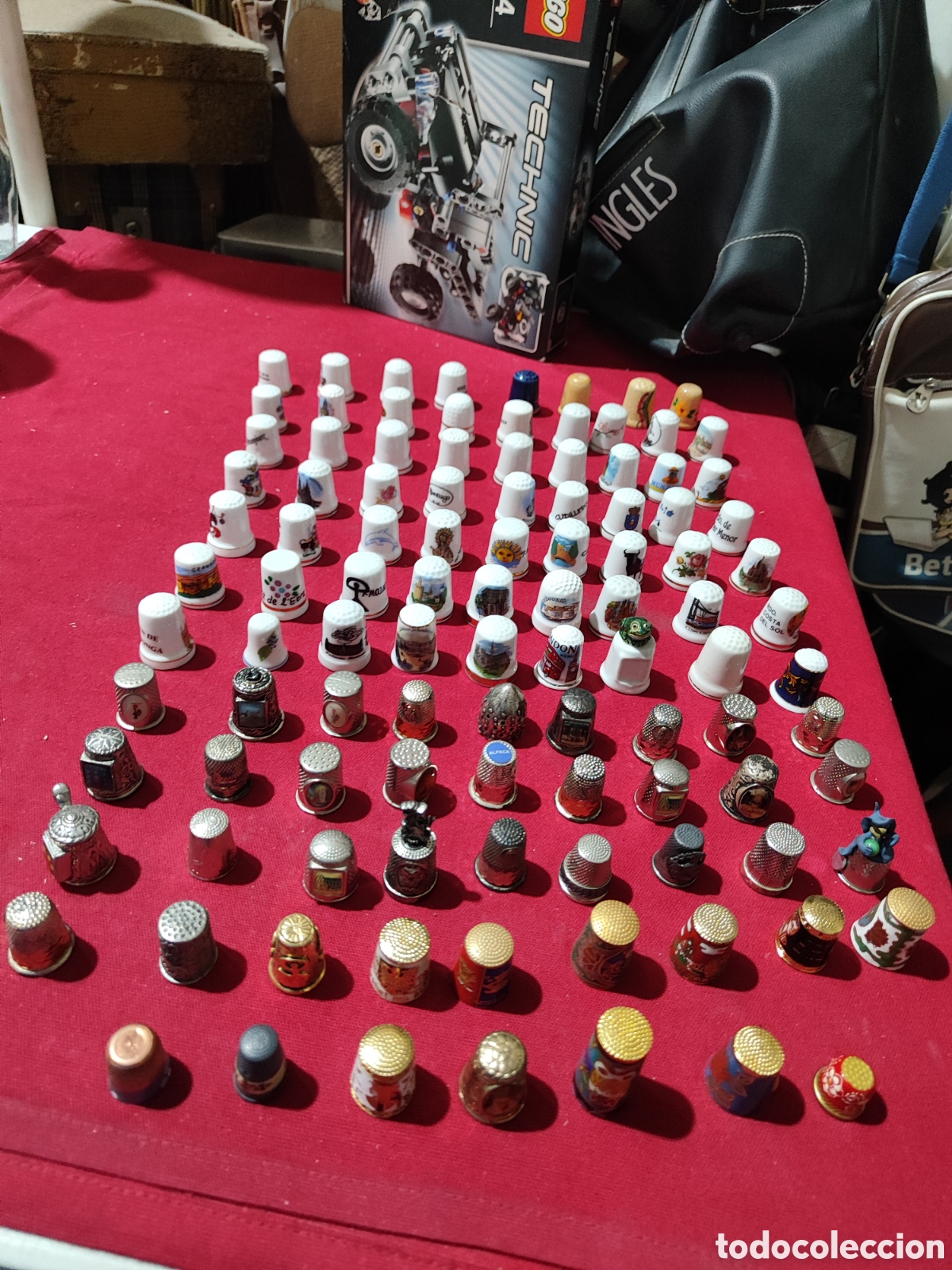 Antig&uuml;edades: Colecci&oacute;n de m&aacute;s de 100 dedales de porcelana y met&aacute;licos