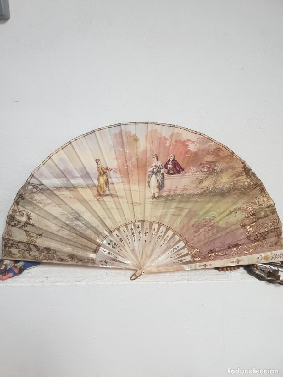 Antig&uuml;edades: Abanico isabelino pintado a mano barillaje nacar