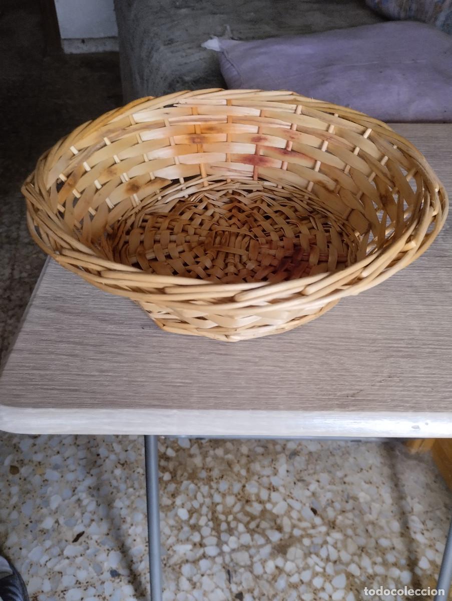 Antig&uuml;edades: bandeja redonda de mimbre