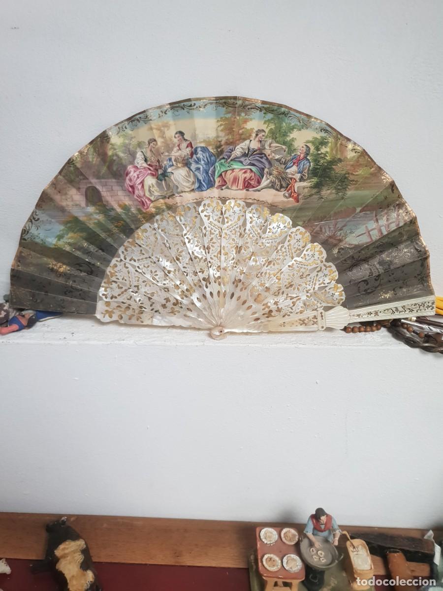 Antig&uuml;edades: Abanico isabelino siglo xi litografia con barillaje de nacar