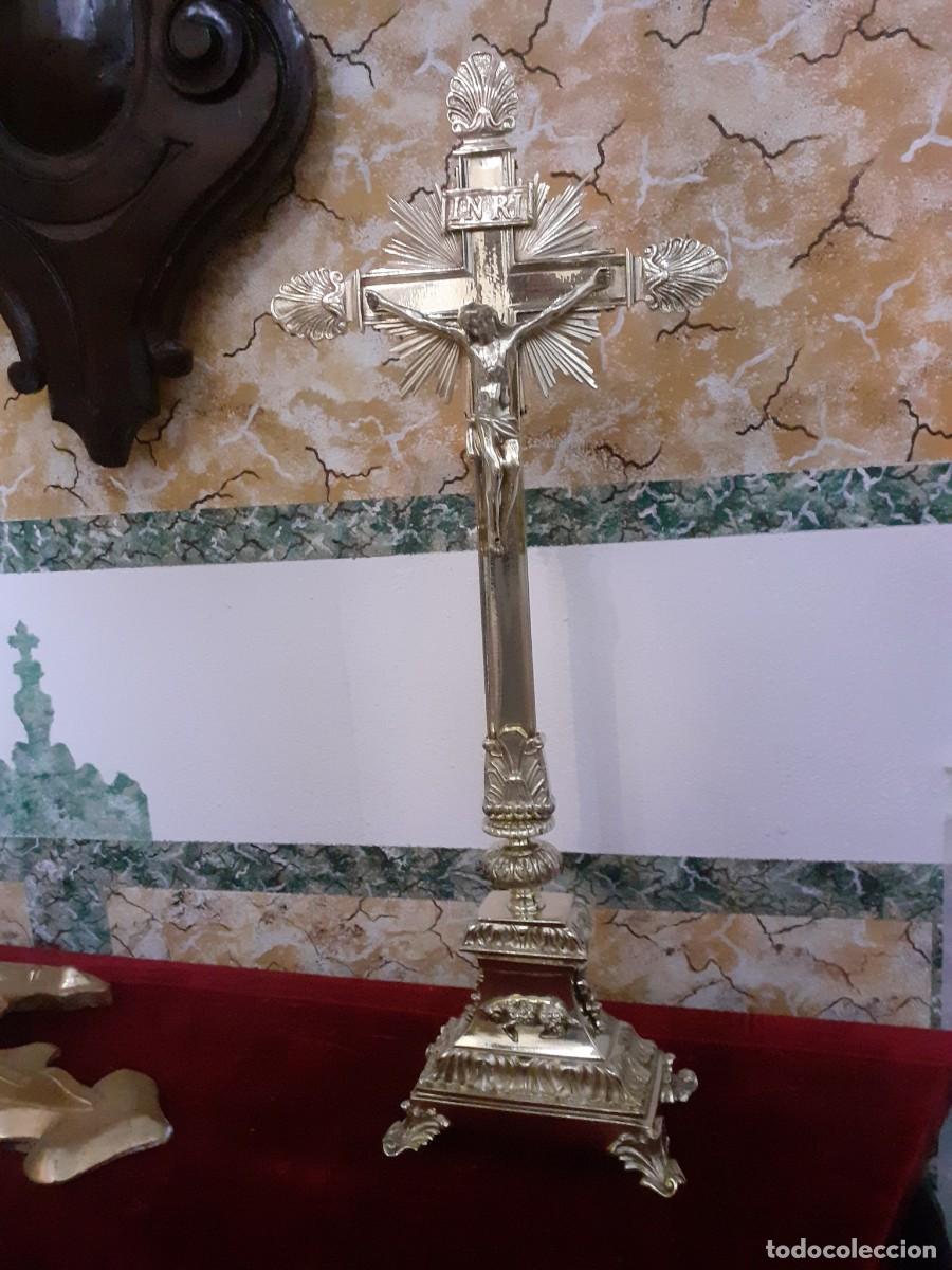 Antig&uuml;edades: antigua cruz de altar en laton dorado