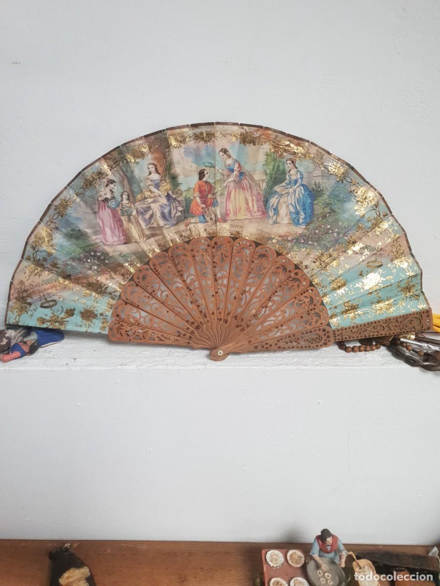 Antig&uuml;edades: Abanico isabelino siglo xix con litografia madera de sandalo o peral