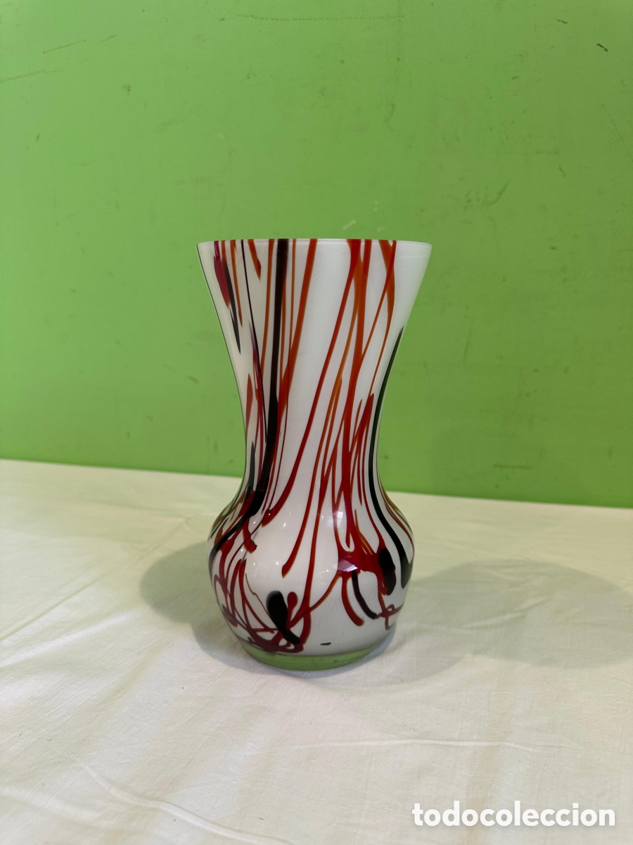 Antig&uuml;edades: Jarr&oacute;n de cristal art&iacute;stico soplado blanco con decoraci&oacute;n roja y negra estilo Murano