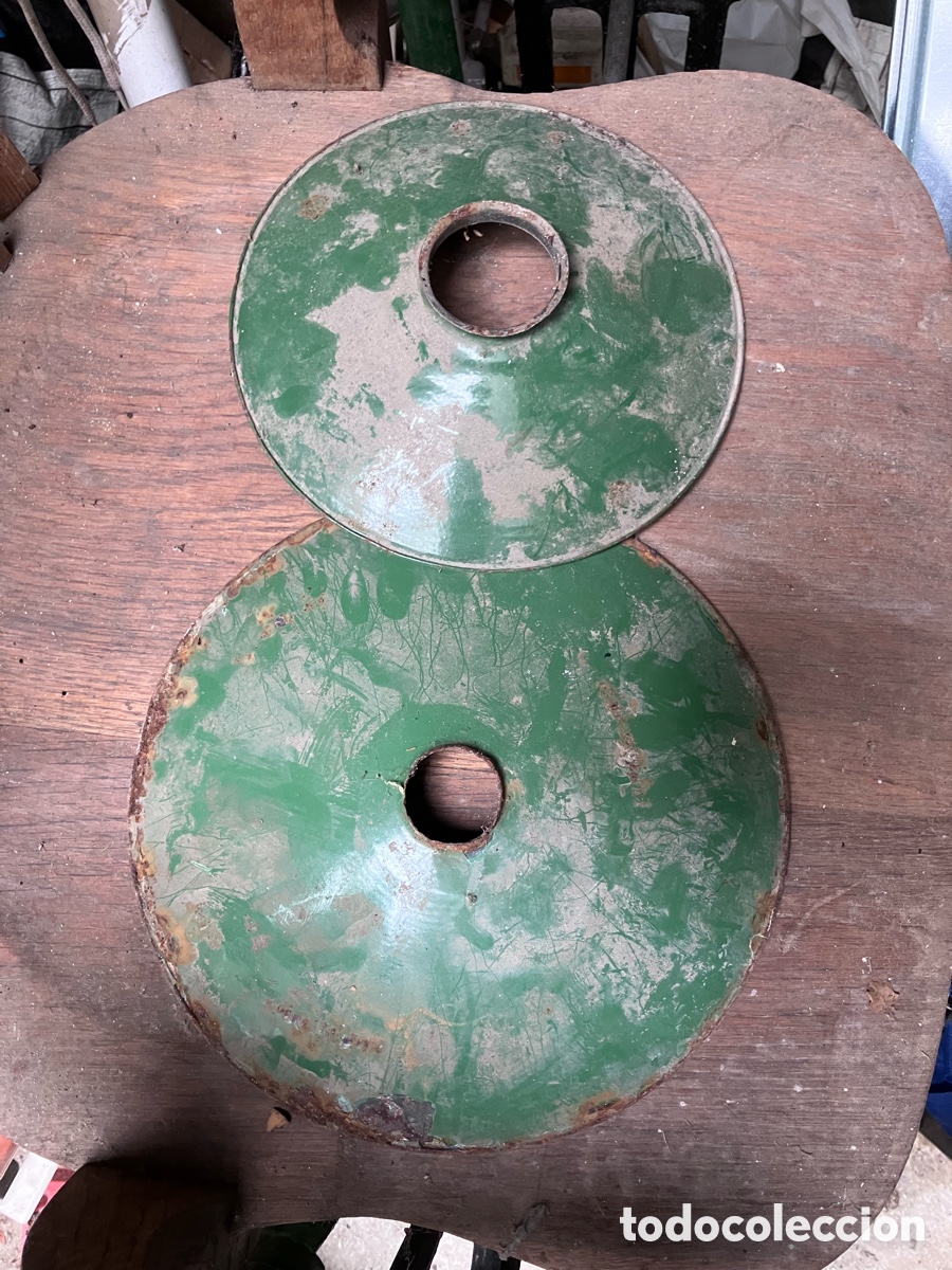 Antig&uuml;edades: Antigua Tulipa Verde de Hierro Esmaltado - Para L&aacute;mpara Vintage - Industrial - dos lamparas