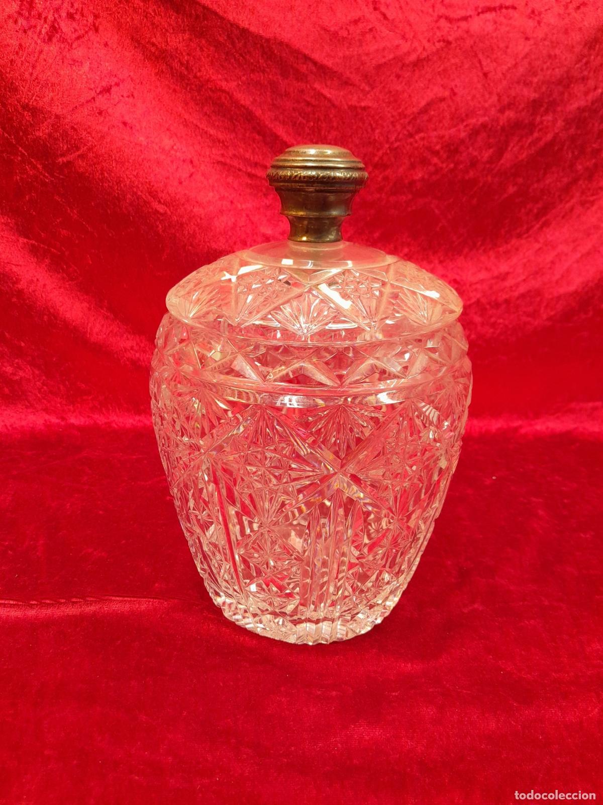 Antiguidades: BOMBONERA DE CRISTAL TALLADO CON REMATE DE PLATA. MEDIADO S.XX