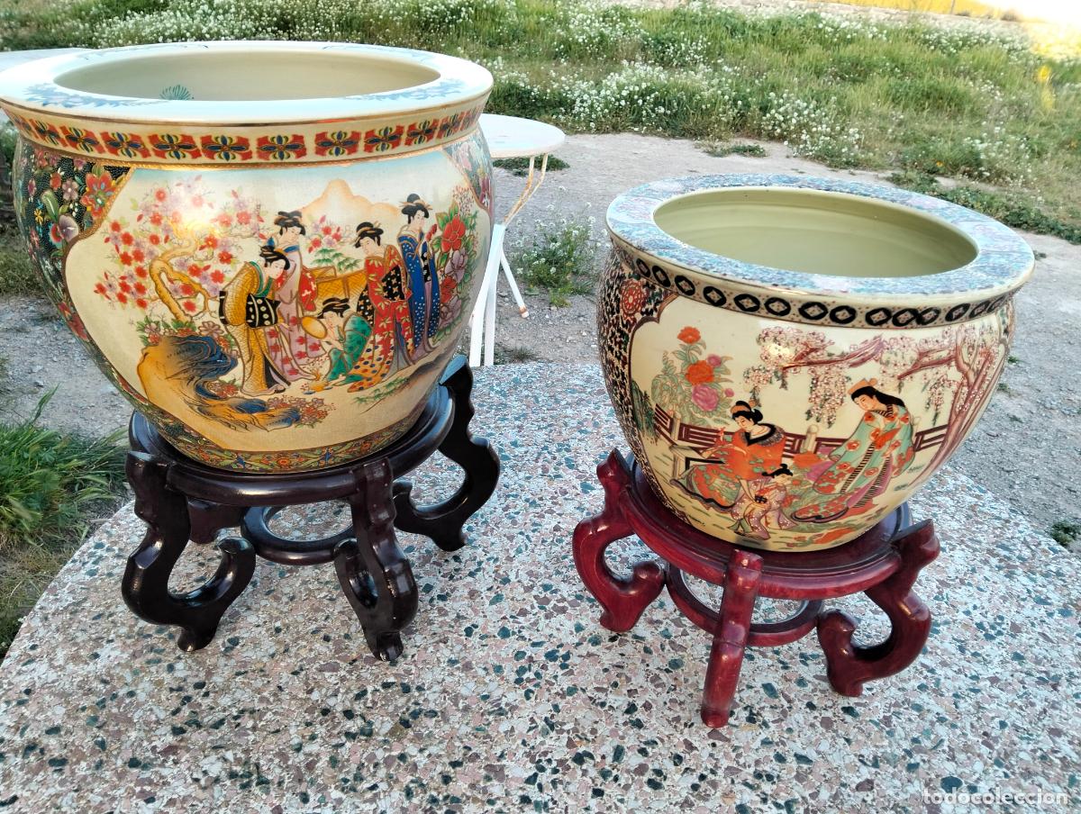 Antig&uuml;edades: Pareja de jarrones maceteros antiguos porcelana China Satsuma style cer&aacute;mica pintada peanas madera