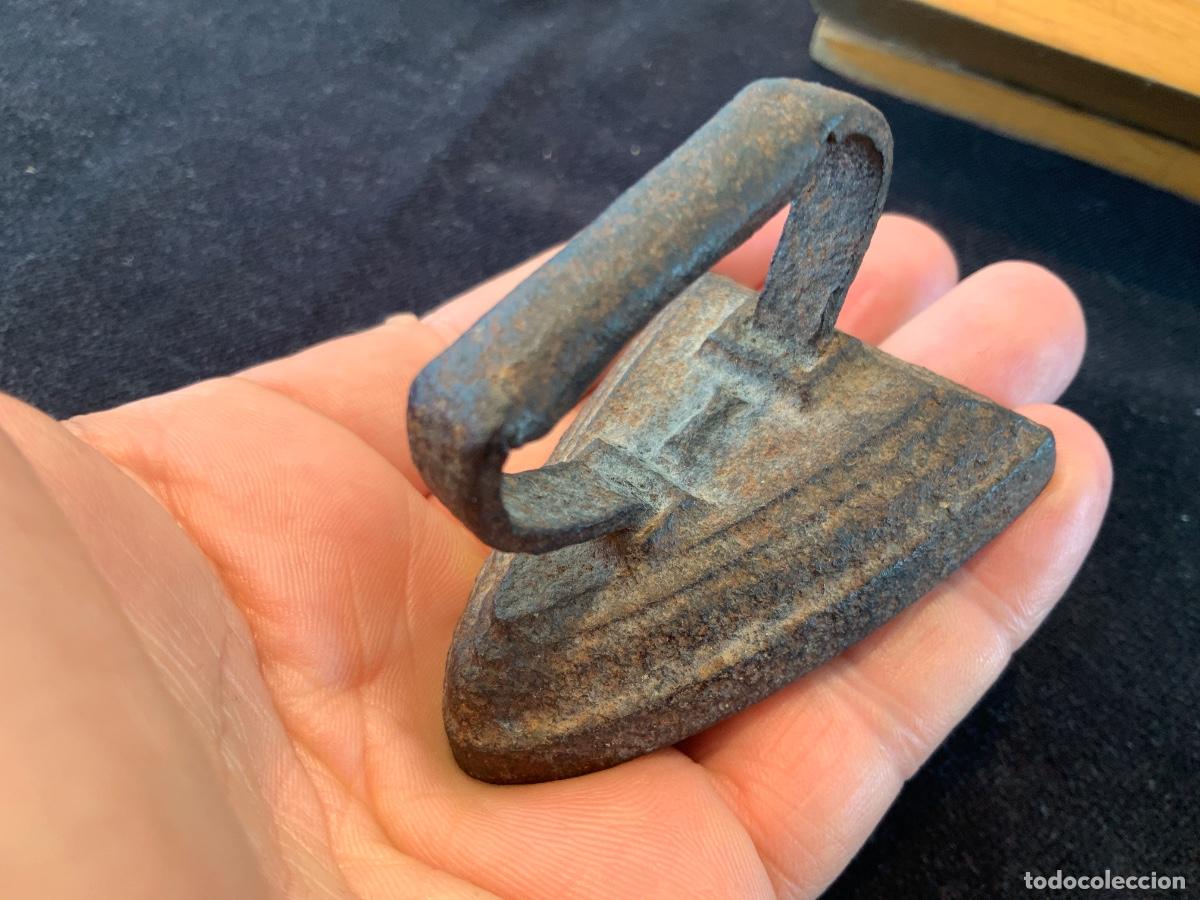 Antig&uuml;edades: Peque&ntilde;a plancha de hierro fundido numero 1, 5,9x4,5x4,5cm. 178gr.