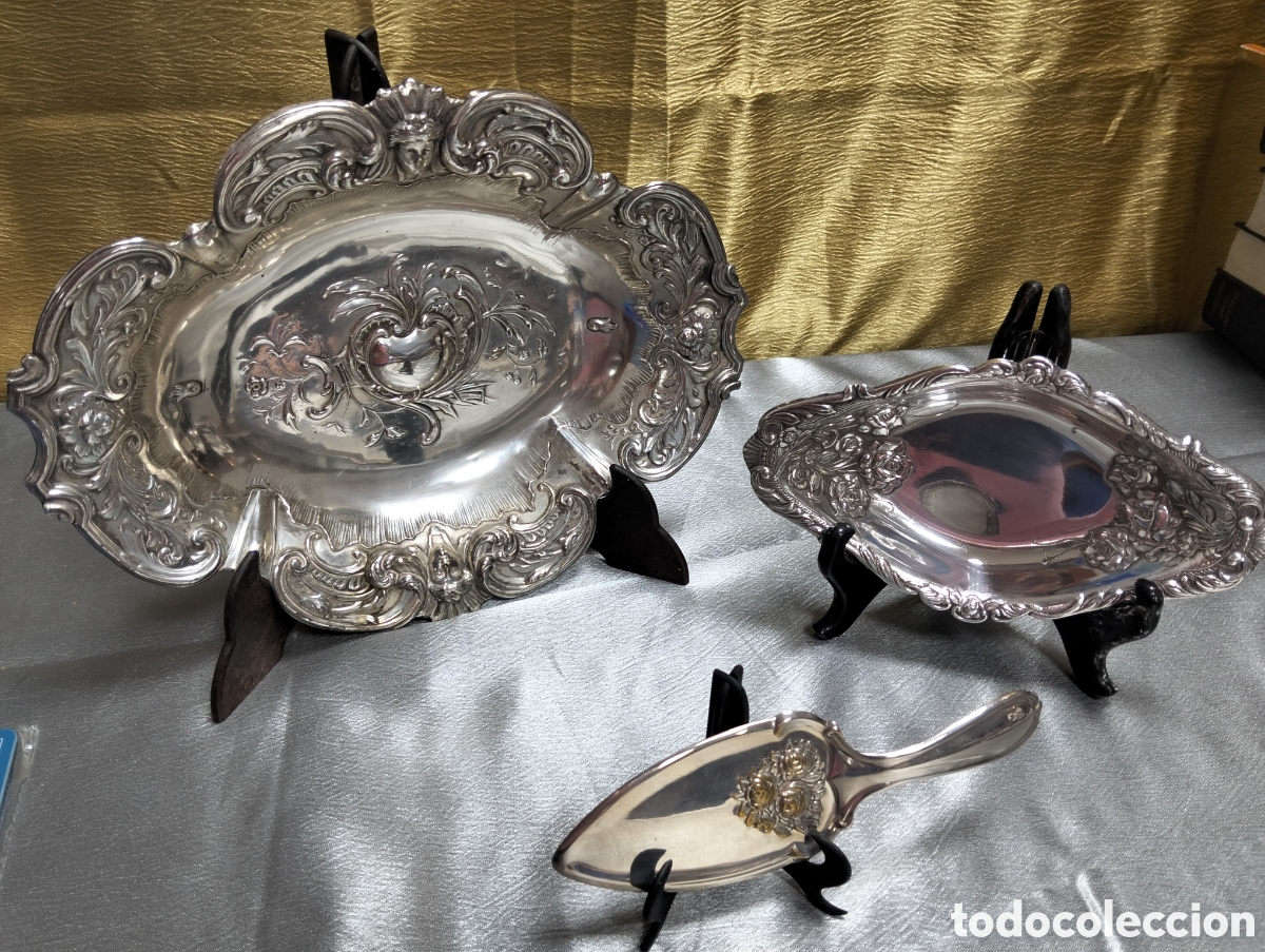 Antig&uuml;edades: un conjunto de piezas de servicio de mesa antiguas con un dise&ntilde;o altamente ornamental.