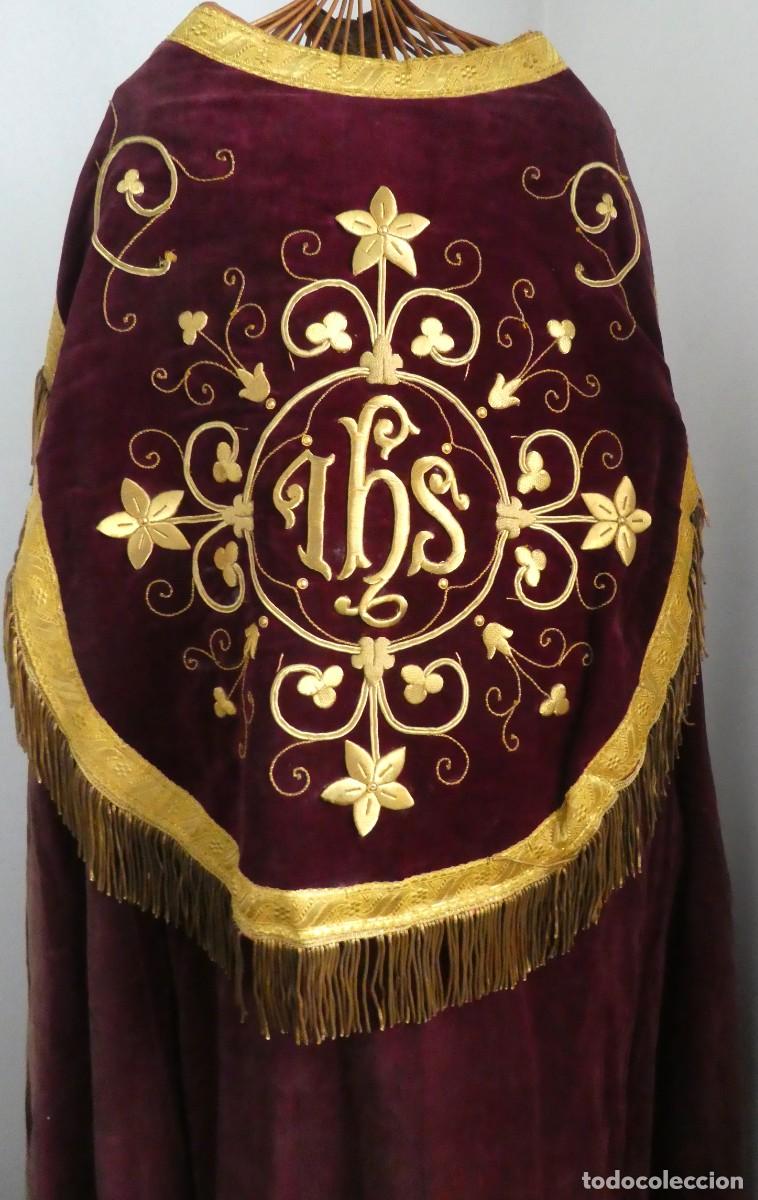 Antig&uuml;edades: ANTIGU CAPA PLUVIAL DE TERCIOPELO BORDADO CON HILO MET&Aacute;LICO ORO. PPIO.S.XX