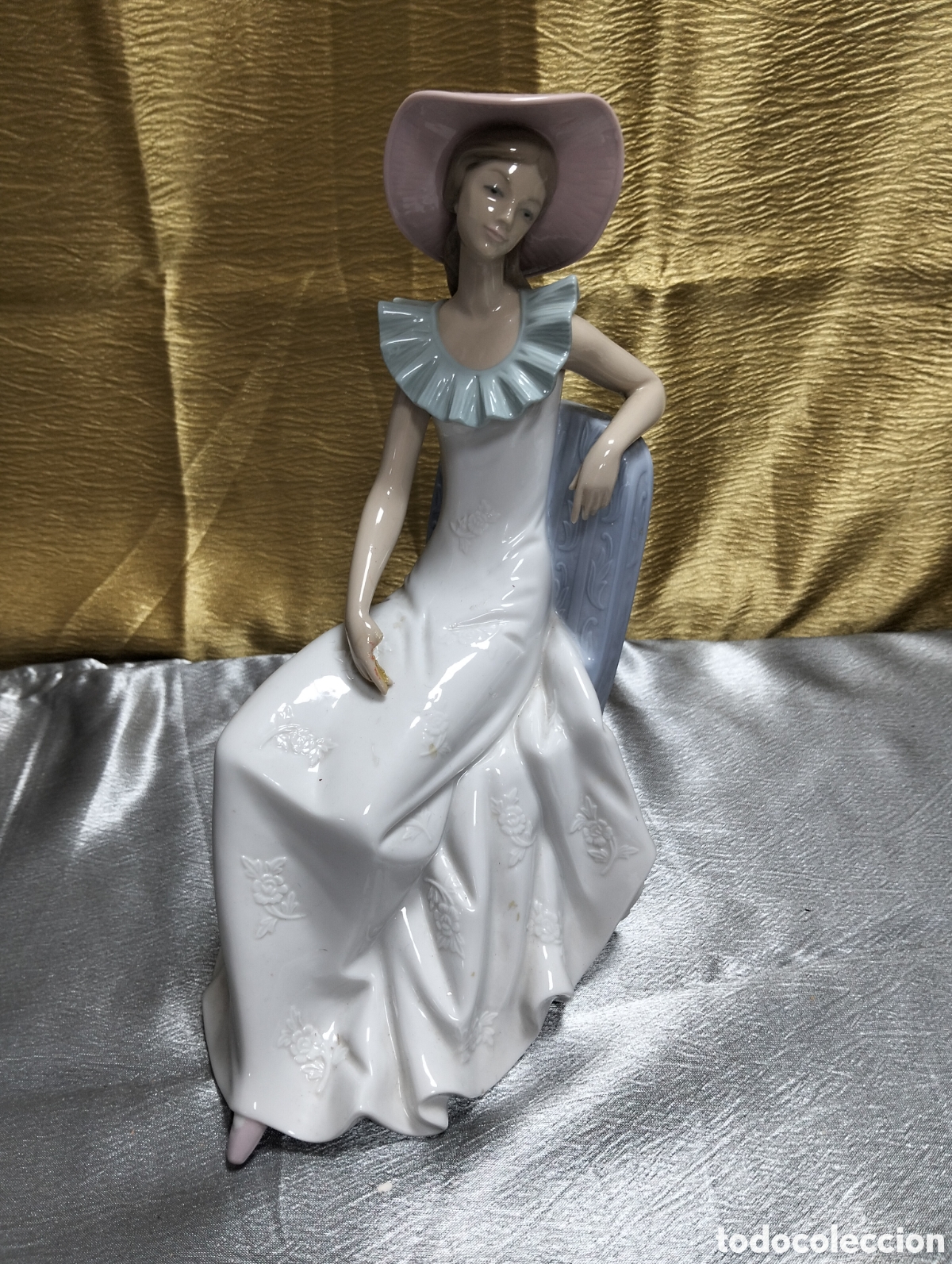 Antig&uuml;edades: una figura de porcelana de la marca&nbsp;Nao, una l&iacute;nea producida por la familia Lladr&oacute; .