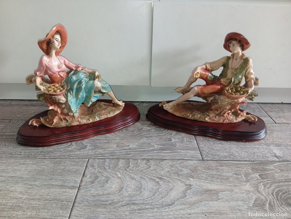 Antig&uuml;edades: Pareja de Grandes Figuras Estilo Capodimonte - Escena Campestre en Resina - Peana de Madera no