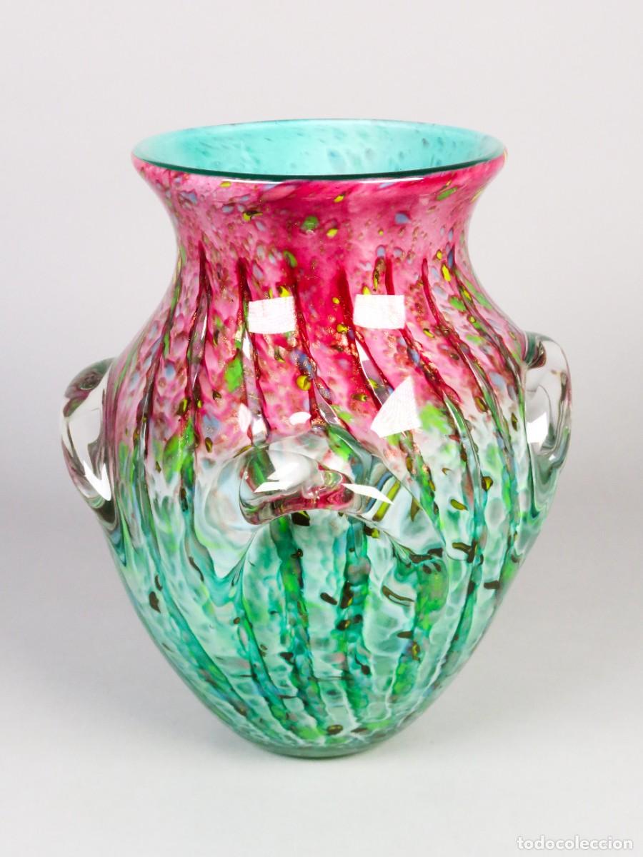 Antig&uuml;edades: Jarr&oacute;n de cristal de Murano con decoraci&oacute;n franjas verdes y rosas mediados del siglo XX